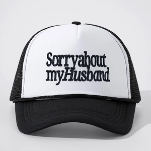 Schwarz-weiße Trucker-Kappe mit Sorry about My Husband Slogan und Mesh-Rückseite