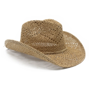 Dettaglio della trama a intreccio cavo su cappello da cowboy in paglia naturale