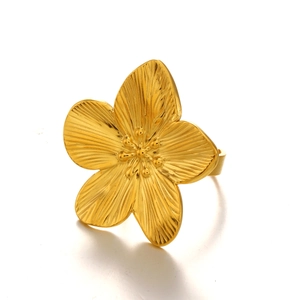 Anello massiccio in acciaio inossidabile placcato oro 18K con design floreale dettagliato