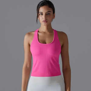 Gros plan sur la texture côtelée rose vif du débardeur de sport dos nageur femme