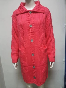 Detail of fuchsia chunky knit cardigan with single-breasted buttons on a white mannequin