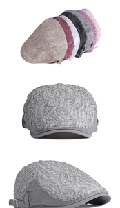 Vista lateral de gorra de encaje floral con correa ajustable y hebilla de metal
