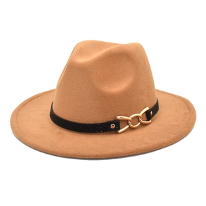 Dettaglio cappello fedora color cammello con fascia in pelle nera e fibbia a doppio anello