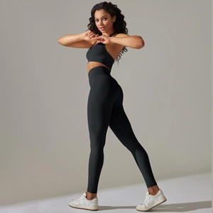 Détail de l'ensemble de yoga noir sans couture avec ceinture compressive et haut brassière