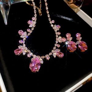 Détail d'une parure de bijoux en zircon rose taille poire dans un écrin en velours noir