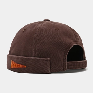 Bonnet Miki marron en coton délavé avec écusson orange MASIC CLUB de style urbain