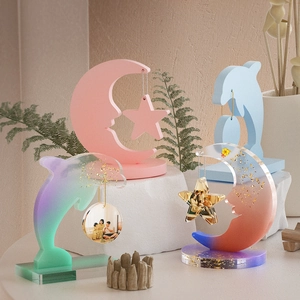 Detailansicht von Harz-Fotorahmen mit Mond und Delphin sowie individuellen Anhängern