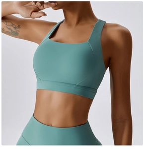Dettaglio del reggiseno sportivo verde menta con scollo quadrato e leggings su modella