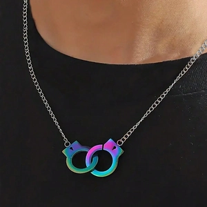 Dettaglio della collana con pendente a manette arcobaleno su una maglietta nera