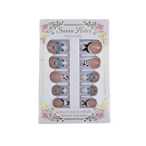 Lot de 24 faux ongles French style avec fleurs 3D et motifs à pois noir et blanc