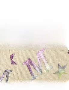 Détail du bonnet sans bord avec logo M métallisé dégradé et broderie étoilée sur sergé
