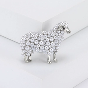 Élégante broche en forme de mouton avec perles blanches et alliage d'argent et strass brillants