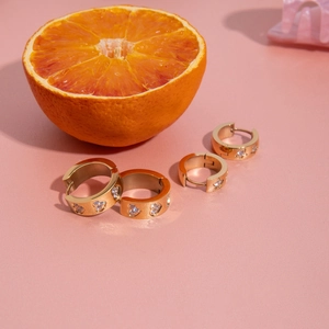 Detail von 18K Gold-Edelstahl-Creolen mit weißen Zirkon-Herzeinlagen im Design