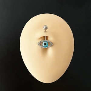 Piercing de nombril Evil Eye en argent avec cristal bleu sur modèle en silicone