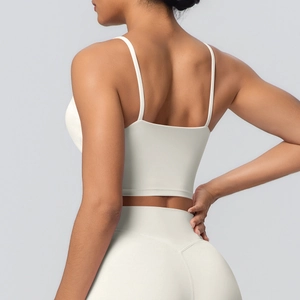 Détails du haut de yoga blanc à fines bretelles et legging de sport taille haute