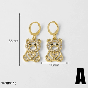 Detalle de los pendientes de oso bañados en oro con circonitas blancas y medidas 35x15mm