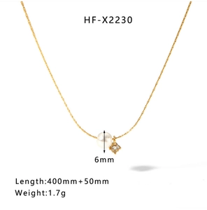 Détail du collier en titane doré avec une perle de 6mm et un pendentif boule de cristal