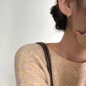 Minimalistische S925 sterling zilveren kleine gouden oorringen gedragen door model