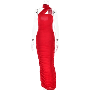 Détail de la robe longue rouge en tulle plissé avec licou et texture moulante