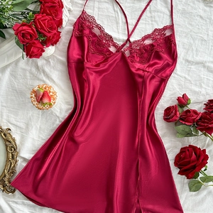 Nuisette satinée rouge vin avec dentelle pour femmes et dos croisé pour un look élégant