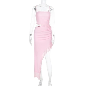 Detail eines rosa Zweiteilers mit kurzem Top und Rock mit asymmetrischem Rüschensaum