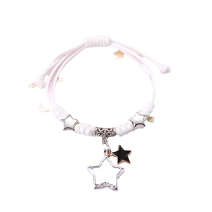 Verstellbares weißes gewebtes Armband mit Stern- und Mondanhängern auf weißem Hintergrund