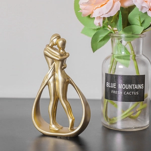 Statuetta artistica dorata per coppia regalo di nozze e decorazione di interni