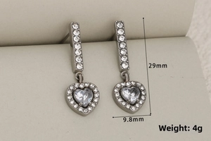 Dettaglio degli orecchini a cuore pendenti lunghi 29 mm e larghi 9,8 mm con strass
