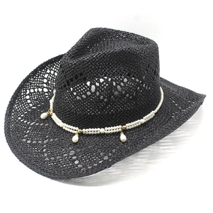 Detailaufnahme eines schwarzen Stroh-Cowboyhutes mit weißen Perlen und hohlem Gewebe