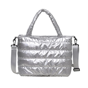 Metallic zilveren gewatteerde puffer schoudertas met horizontale stiksels en riem