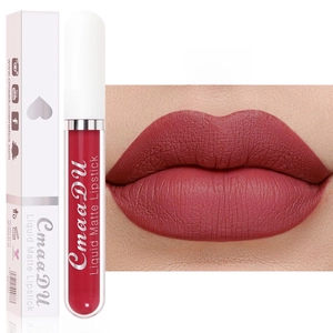 Rouge à lèvres liquide mat rose foncé 07 avec boîte et essai de couleur sur lèvres