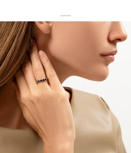 Detail view of 925 silver ring featuring a continuous black heart-shaped pattern on finger