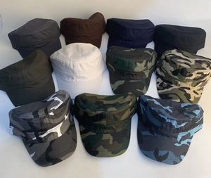 Platte legerpetten getoond in meerdere kleuren waaronder camouflage en effen katoen-canvas