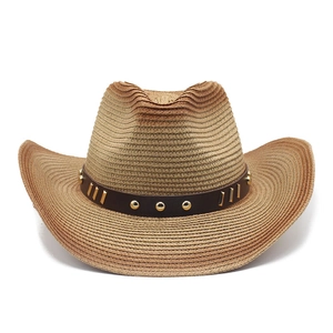 Dettaglio ravvicinato del cappello da cowboy in paglia con fascia in pelle e borchie in metallo