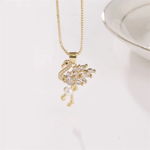 Collier pendentif flamant rose doré avec zircons étincelants et perle blanche élégante