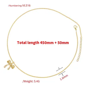 Goldene Halskette mit Schleifenanhänger und Zirkonia-Mikropflaster auf feiner Gliederkette