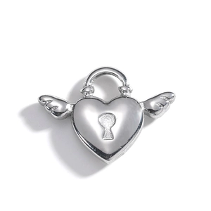 Pendentif cœur argenté poli avec des ailes délicates et un trou de serrure central