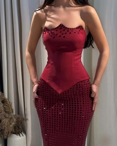 Détail du haut bustier bordeaux avec perles noires et jupe à carreaux et paillettes