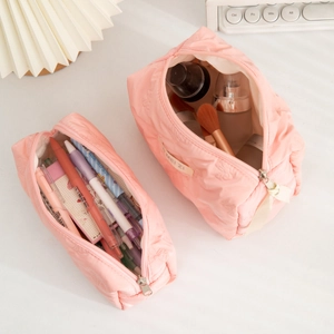 Detailansicht der rosa gesteppten Kosmetiktasche und Federtasche mit Schmetterlingsmuster