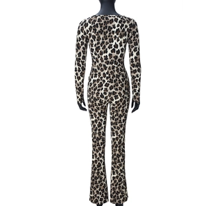 Rückansicht des figurbetonten Overalls mit Leopardenmuster aus dehnbarem Strickgewebe