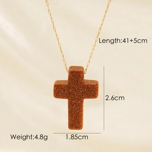 Dimensions détaillées du collier croix avec chaîne dorée et pendentif en pierre