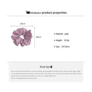 Détail d'un grand chouchou en tissu lilas avec dimensions de 19 cm de diamètre