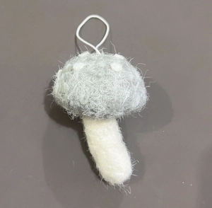 Dettaglio di un fungo in feltro grigio fatto a mano con cordino bianco per decori natalizi