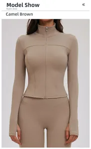 Detail der camelbraunen Yoga-Jacke mit funktionalem Daumenloch und elastischem Material