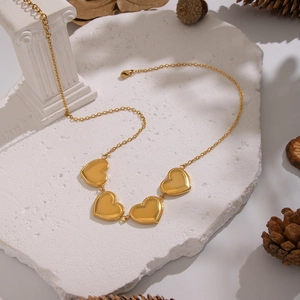 Collana in acciaio inossidabile dorato con cinque ciondoli a cuore su base in pietra bianca