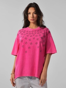 Retro washed cotton t-shirt in rose red featuring a black scattered H pattern design