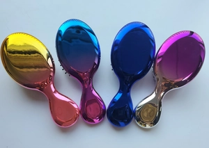 Dettaglio spazzole per capelli con sfumature metalliche e setole per massaggio cutaneo