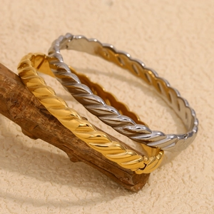 Bracelets torsadés en acier inoxydable plaqué or 18K et argent sur branche de bois