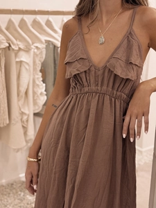 Robe longue marron à bretelles volantées avec taille élastique et décolleté en V bohème