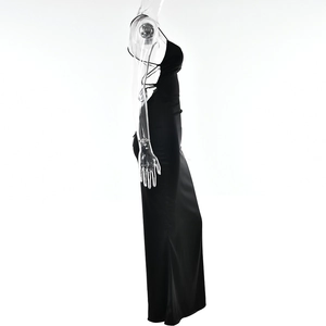 Détail du laçage croisé au dos et de la coupe ajustée de cette robe noire en satin
